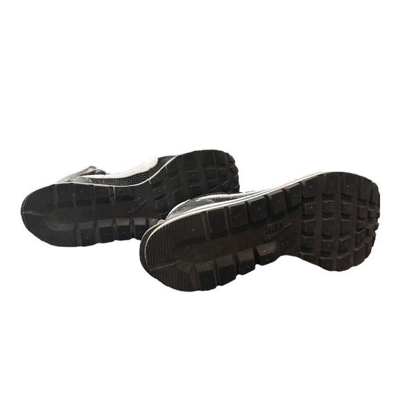 Nike Black and White Athletic Shoes - Picture 11 of 11